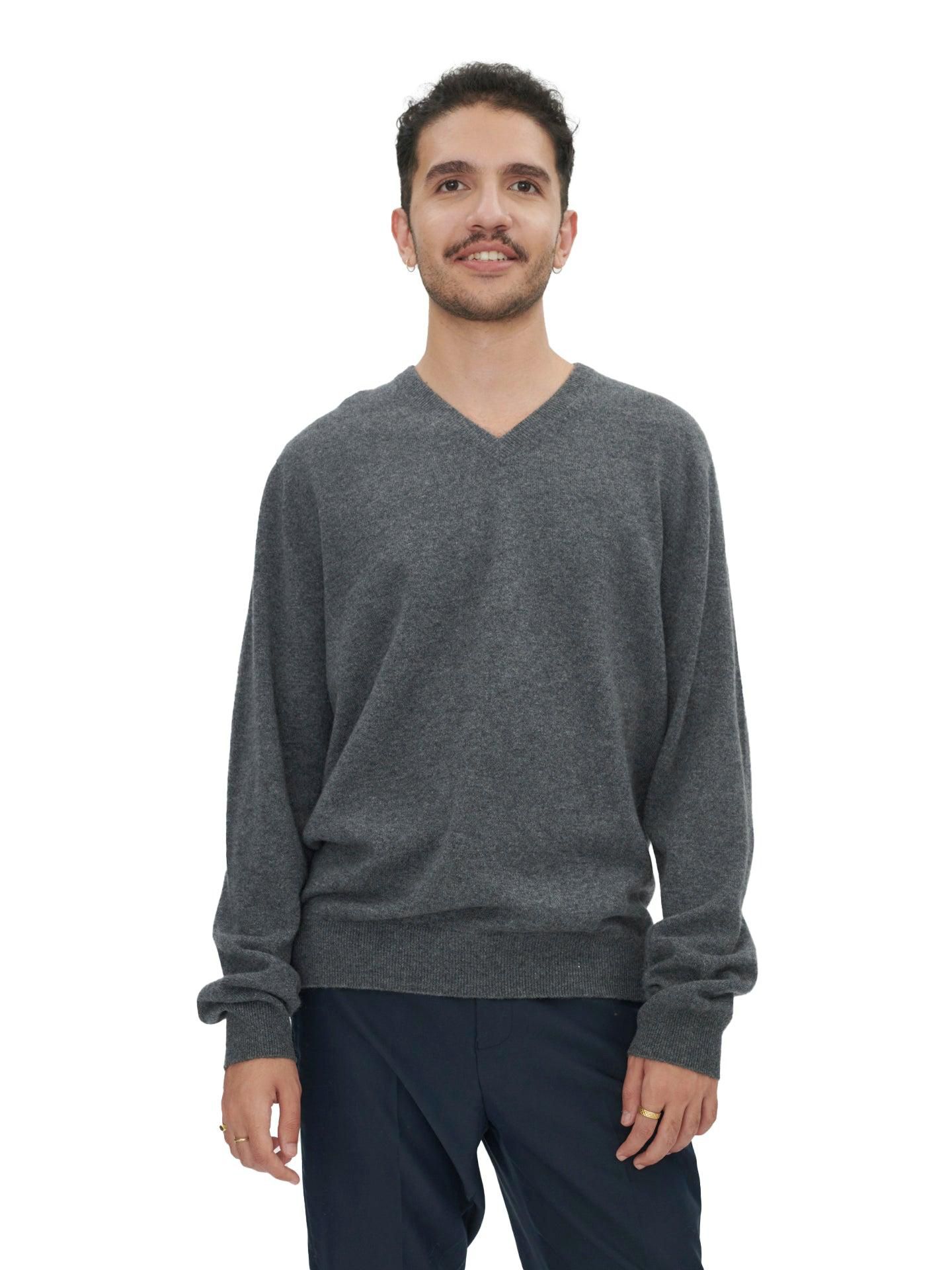 Мужской свитер Gobi Cashmere 100% Cashmere Essential V-Neck, цвет: Серый тёмно-серый — фото 1