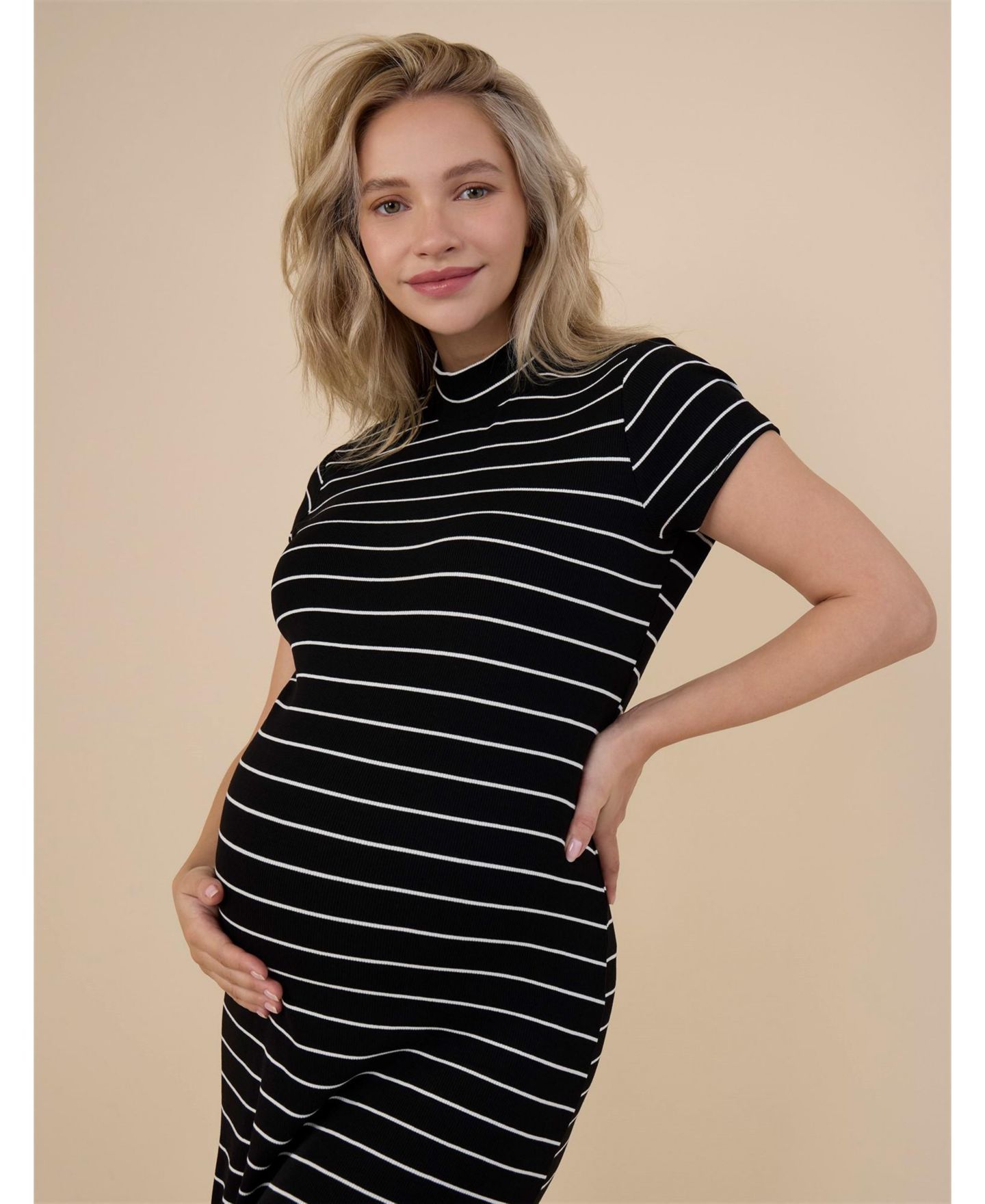 Женское платье Motherhood Maternity Mock Neck Short Sleeve Ribbed Midi Dress - Motherhood, цвет: Чёрный полосатый — фото 5