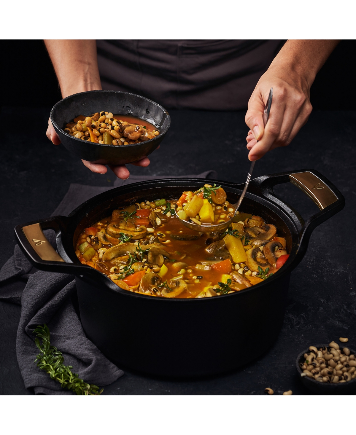 Victoria Signature Series 6 Qt Cast Iron Dutch Oven With Lid In Black And Gold