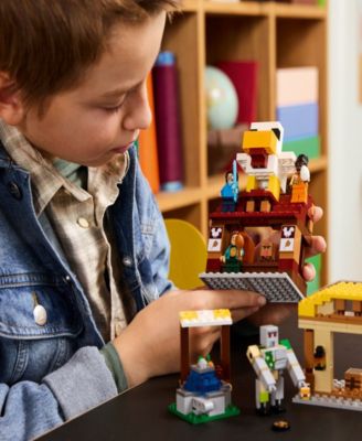 Minecraft The Great Balloon Village Attack Building Set 21273, 555 Pieces