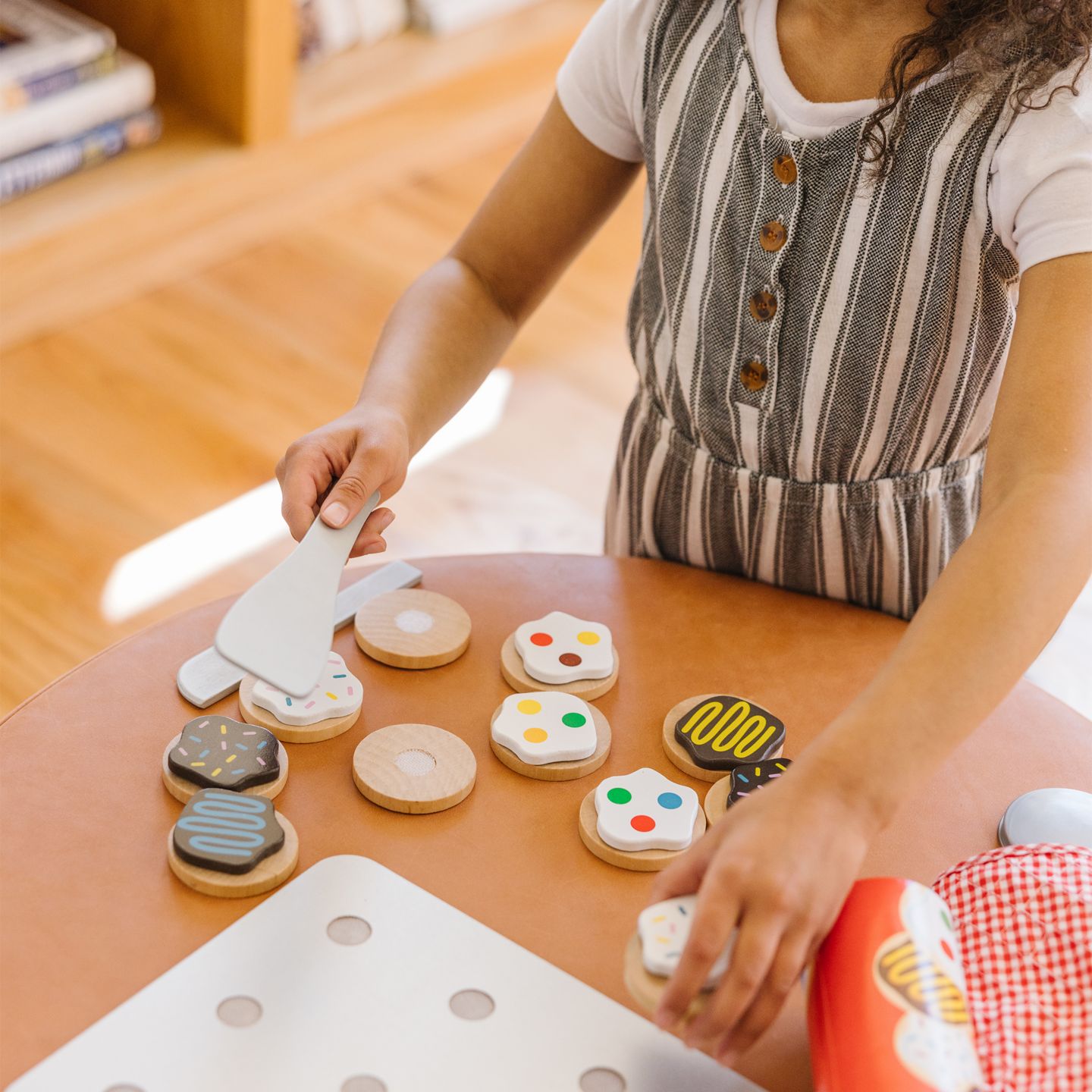 Детские игрушки Melissa and Doug Slice and Bake Wooden 30-Piece Cookie Set, Ages 3+ — фото 6