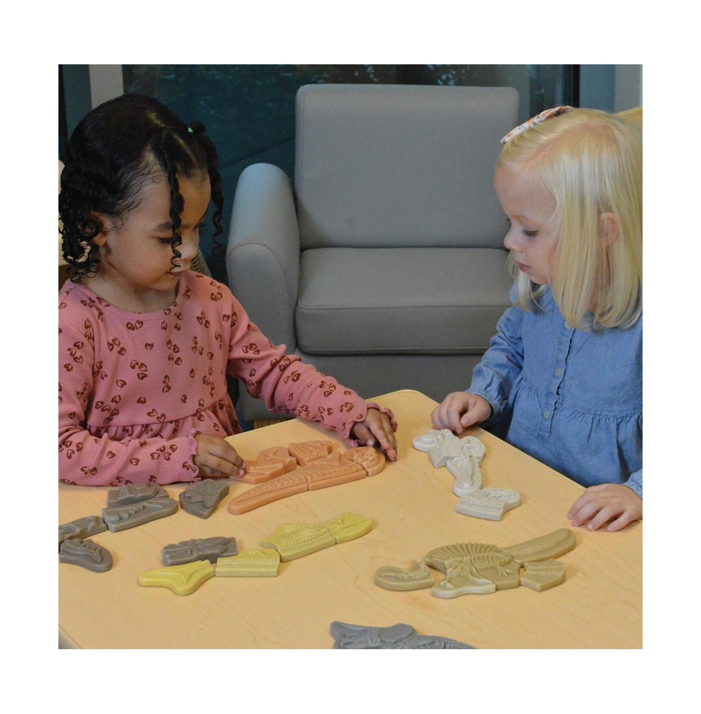 Детские игрушки Yellow Door Dig and Discover Dinosaur Tactile Skeletons - Set of 6, цвет: Разноцветный — фото 5
