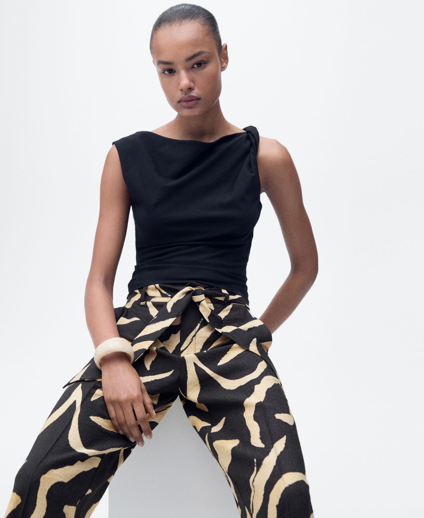 Женские брюки Mango Belted Printed Straight Trousers, цвет: Чёрный — фото 4