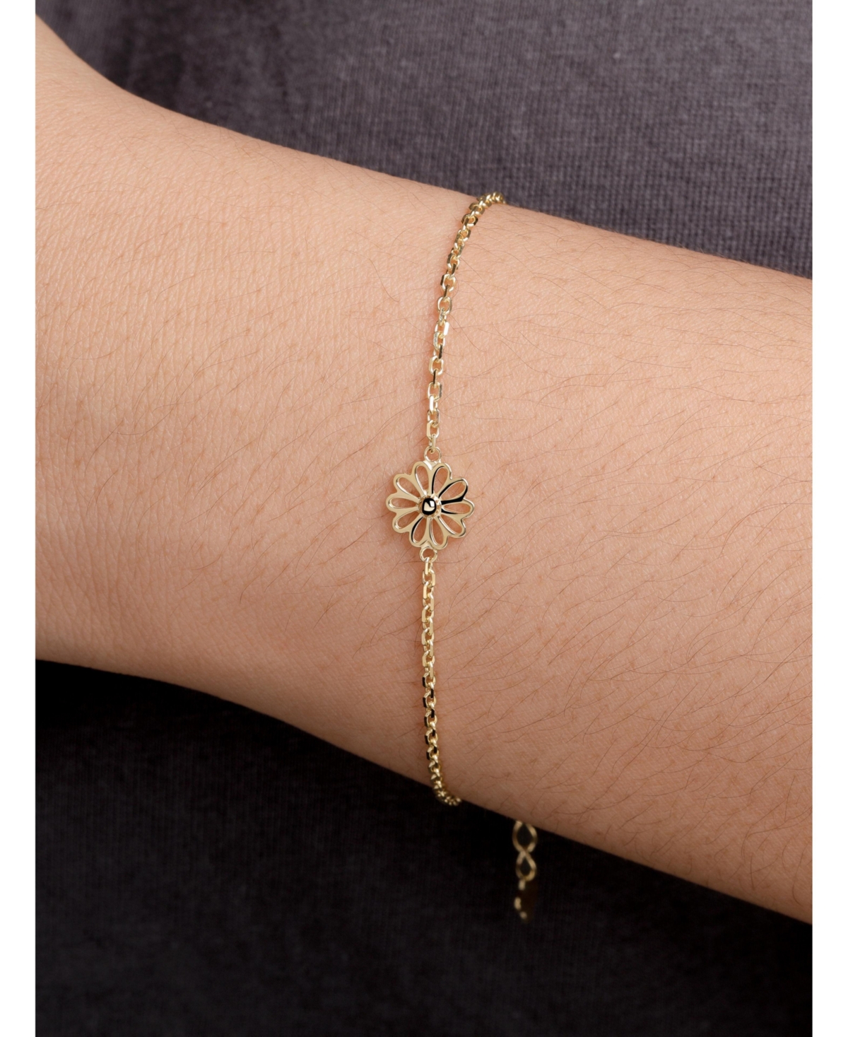 Devata Daisy Flower 9mm Chain Bracelet in 14K Gold, 6.5 in adj to 7.5 in, approx. 2.1 grams.