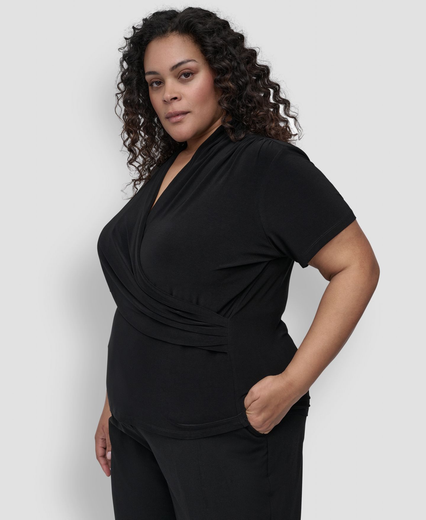 Женский топ DKNY Plus Size Short-Sleeve Faux-Wrap, цвет: Чёрный — фото 4