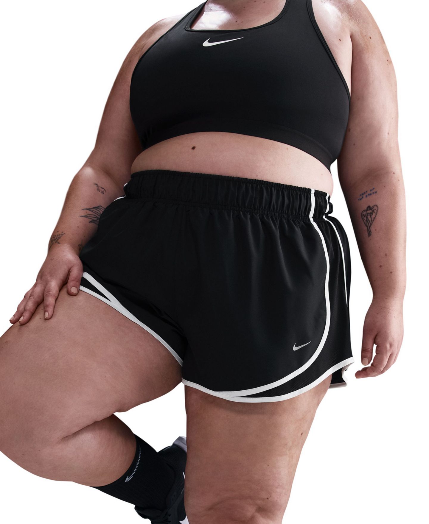 Женские шорты Nike Plus Size Tempo Dri-FIT Mid-Rise Brief-Lined Running, цвет: Чёрный / Белый — фото 2
