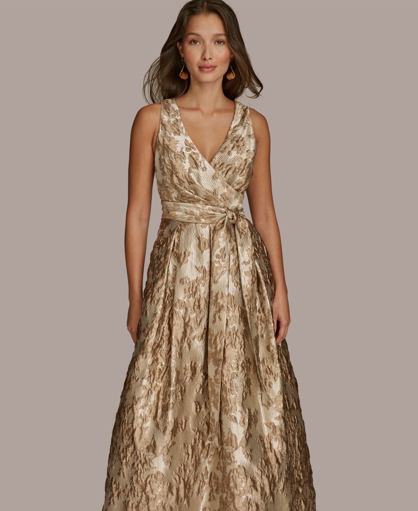 Женские платья Donna Karan New York Metallic Brocade Sleeveless Wrap Ball Gown, цвет: Морозный бежевый — фото 3