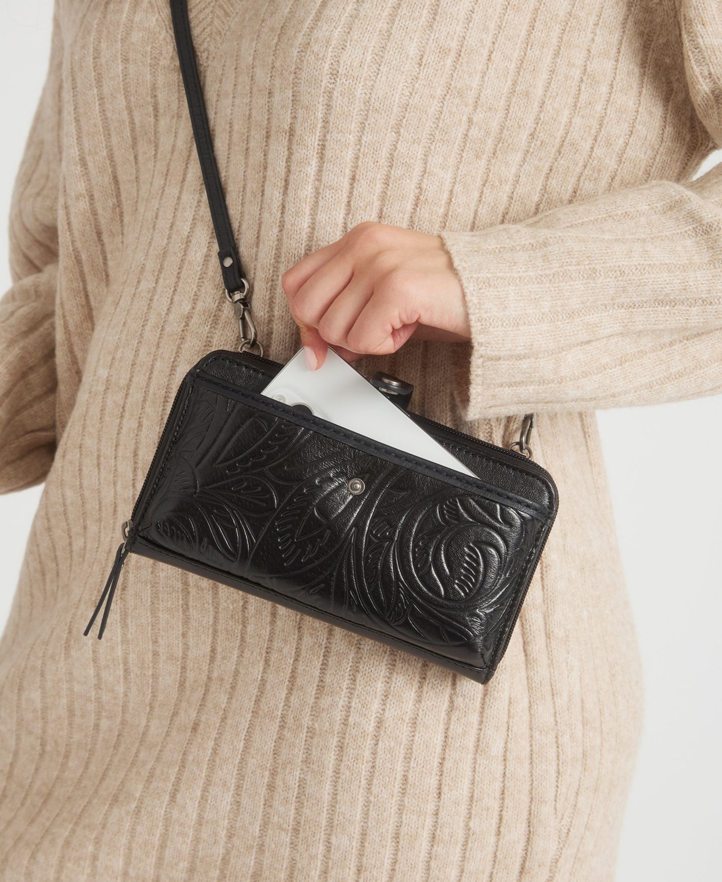 Женская сумка The Sak Iris Leather Convertible Crossbody, цвет: Чёрный — фото 4