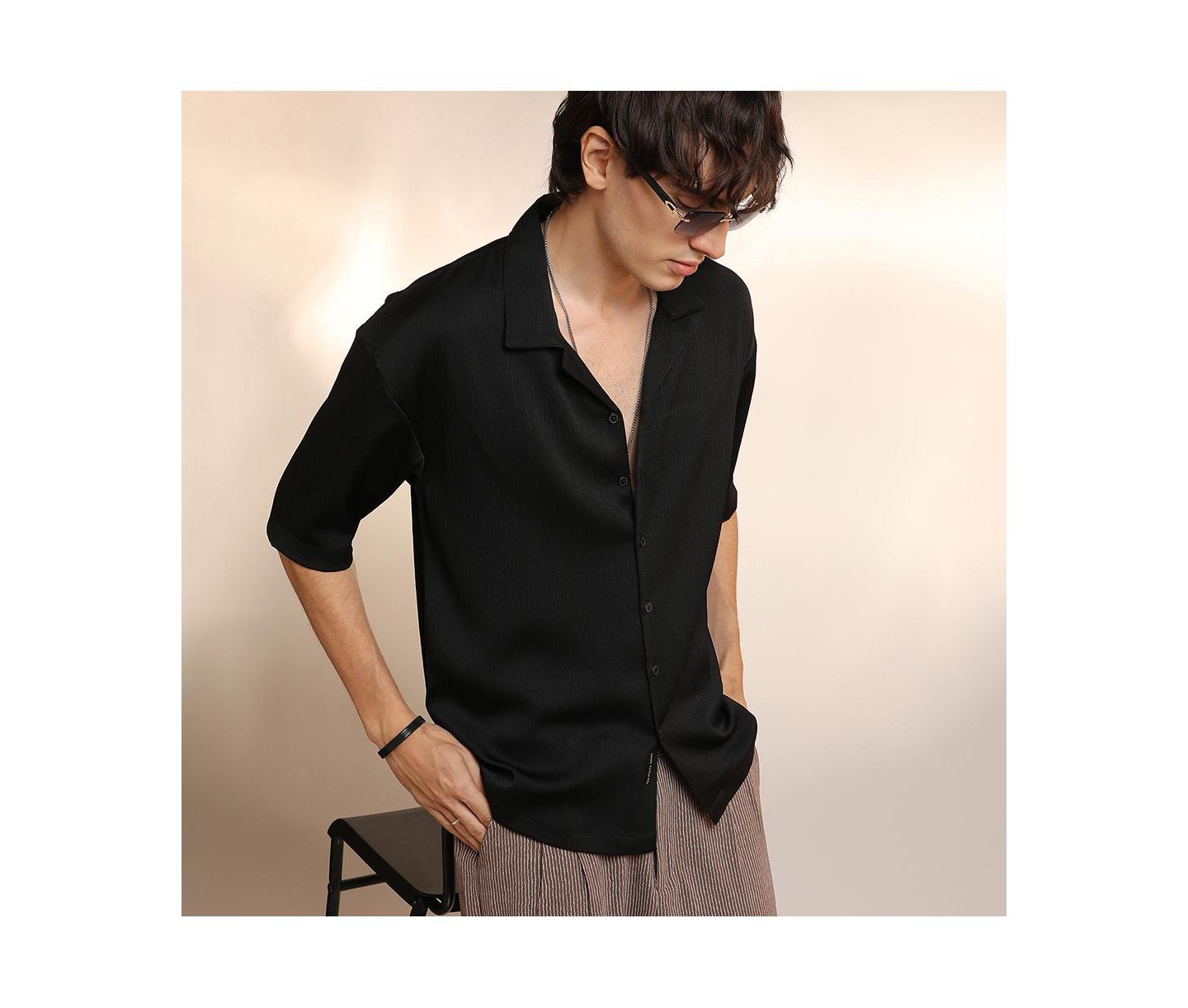 Мужская рубашка Cahoot Campus Sutra Onyx Black Solid Crinkle Oversized, цвет: Чёрный — фото 5
