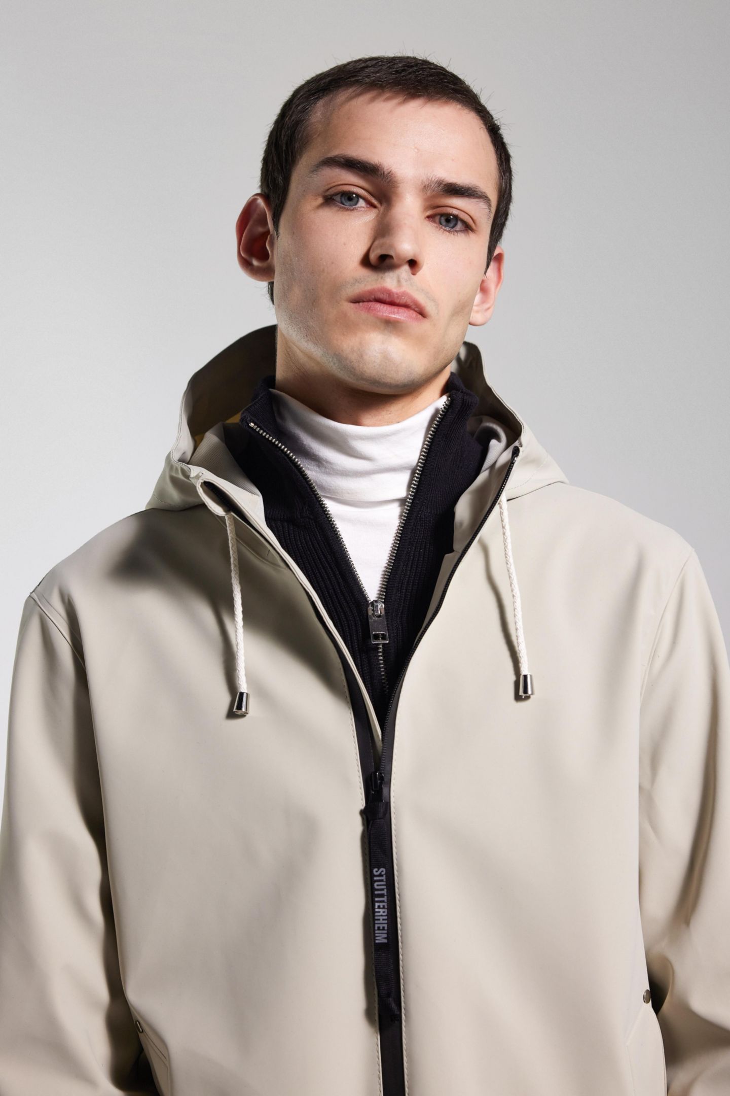 Мужские куртки Stutterheim Stockholm Lightweight Zip Matte Raincoat, цвет: Pelican — фото 7