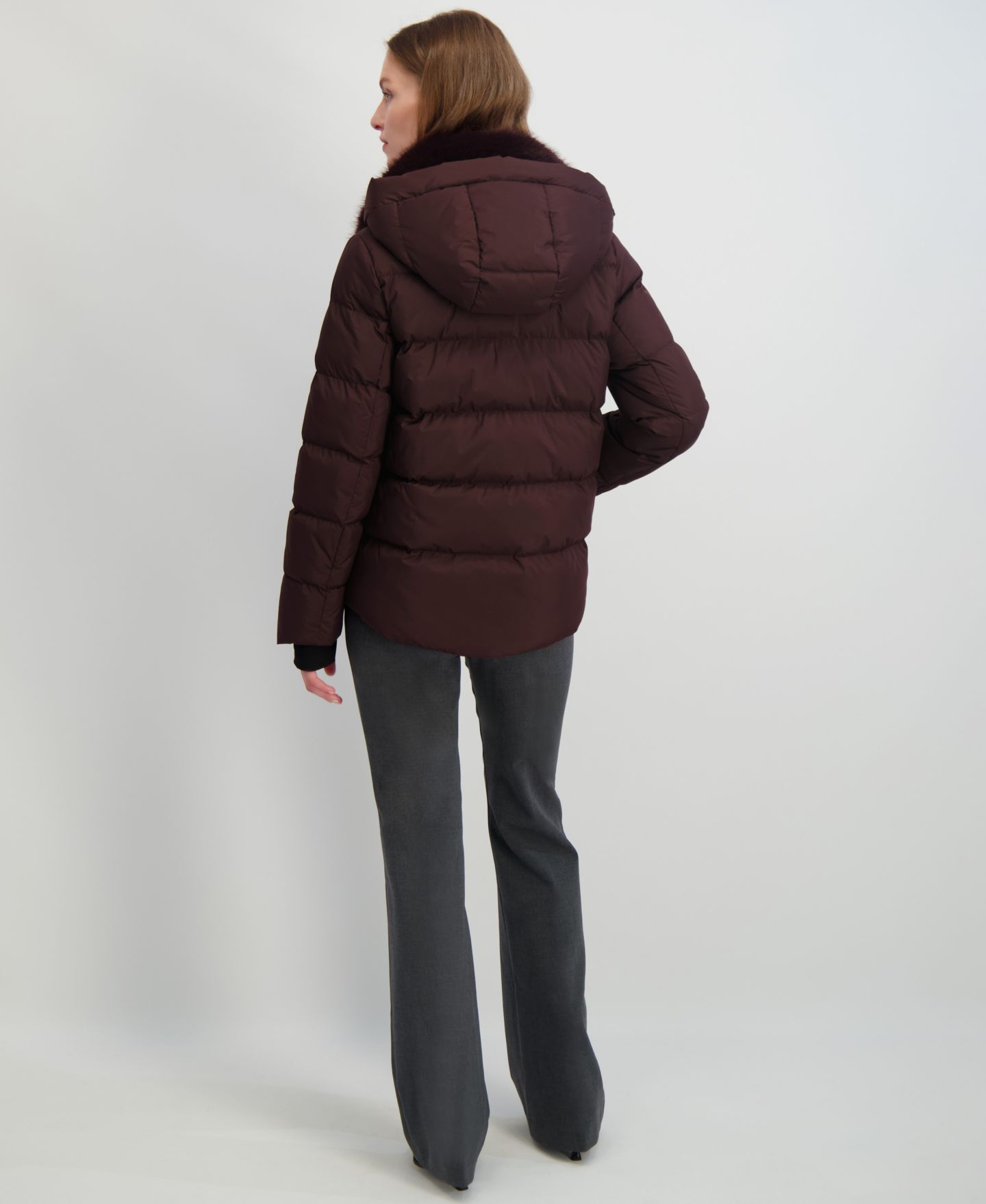 Женская куртка Tahari Faux-Fur-Collar Hooded Puffer, цвет: Мерло — фото 2