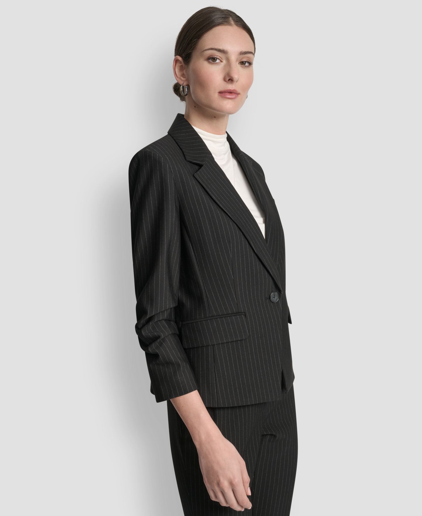 Женский пиджак DKNY Pinstripe Ruched-Sleeve One-Button Blazer, цвет: Чёрный — фото 4