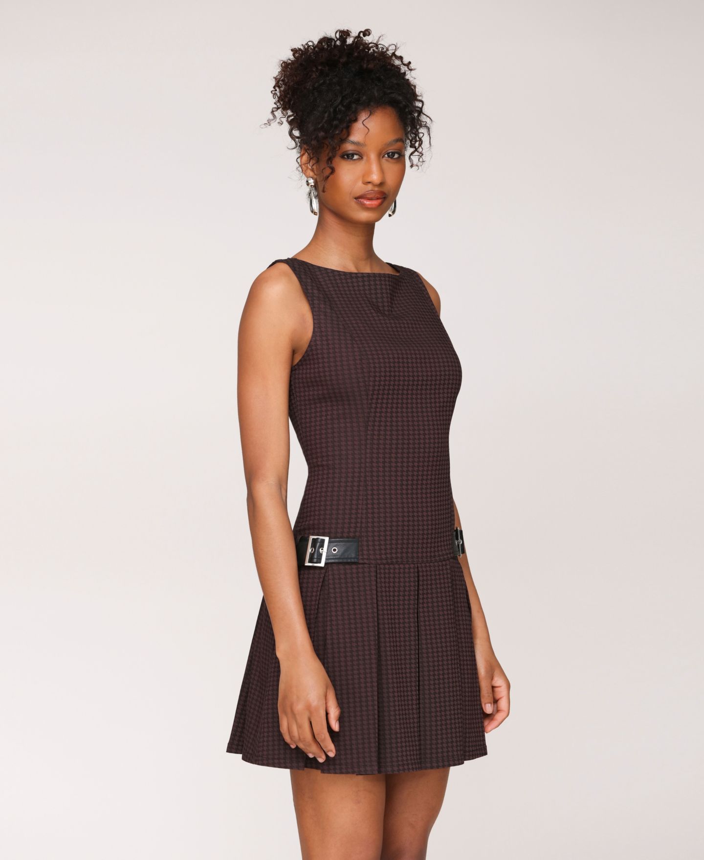 Женское платье Avec Les Filles Boat-Neck Sleeveless Short Fit & Flare, цвет: Чёрный / Коричневый клетчатый — фото 8