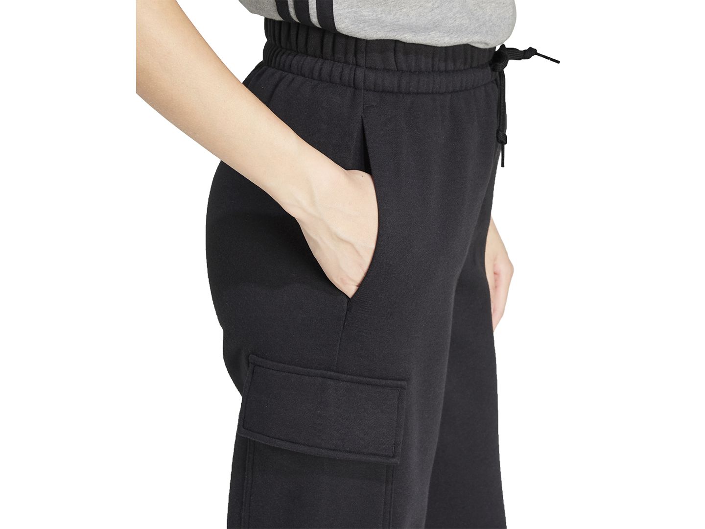 Женские брюки adidas Essentials Fleece Cargo Sweatpants, цвет: Чёрный / Белый — фото 5