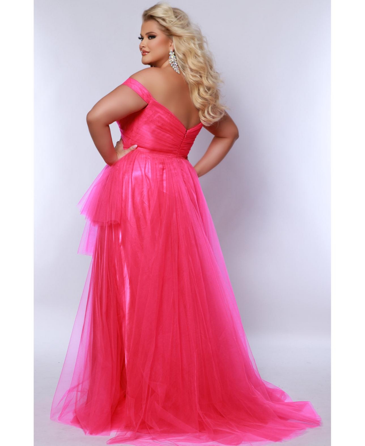 Sydney's Closet Women's High-Low Sweetheart Neckline Off-the-Shoulder Gown