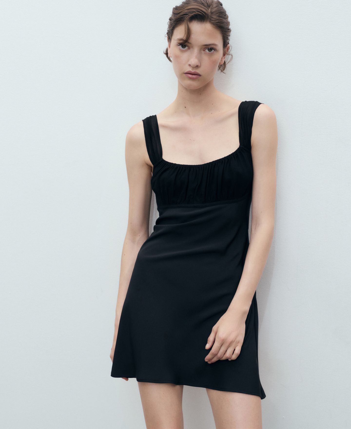 Женское платье Mango Ruched Neckline Short, цвет: Чёрный — фото 3