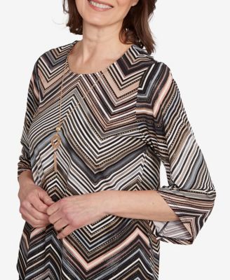 Women's Classic Chevron Stripe Top with Necklace