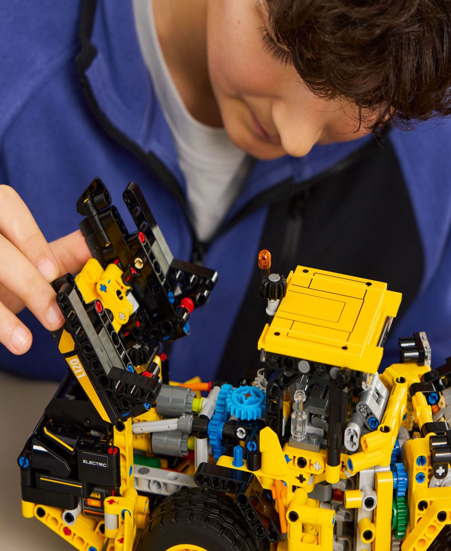 Детские конструкторы LEGO® Technic Volvo L120 Electric Wheel Loader 42209, 973 Pieces, цвет: Разноцветный — фото 5