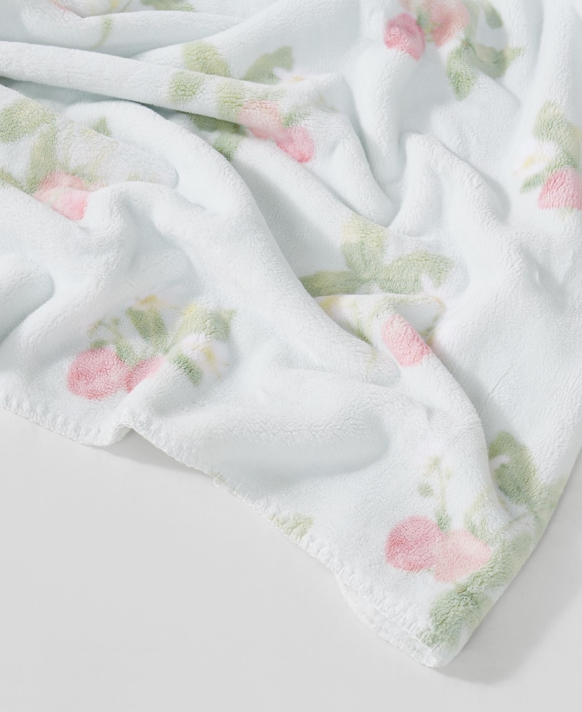 The Farmhouse By Rachel Ashwell Strawberry Delight Throw, 50" X 70" In White