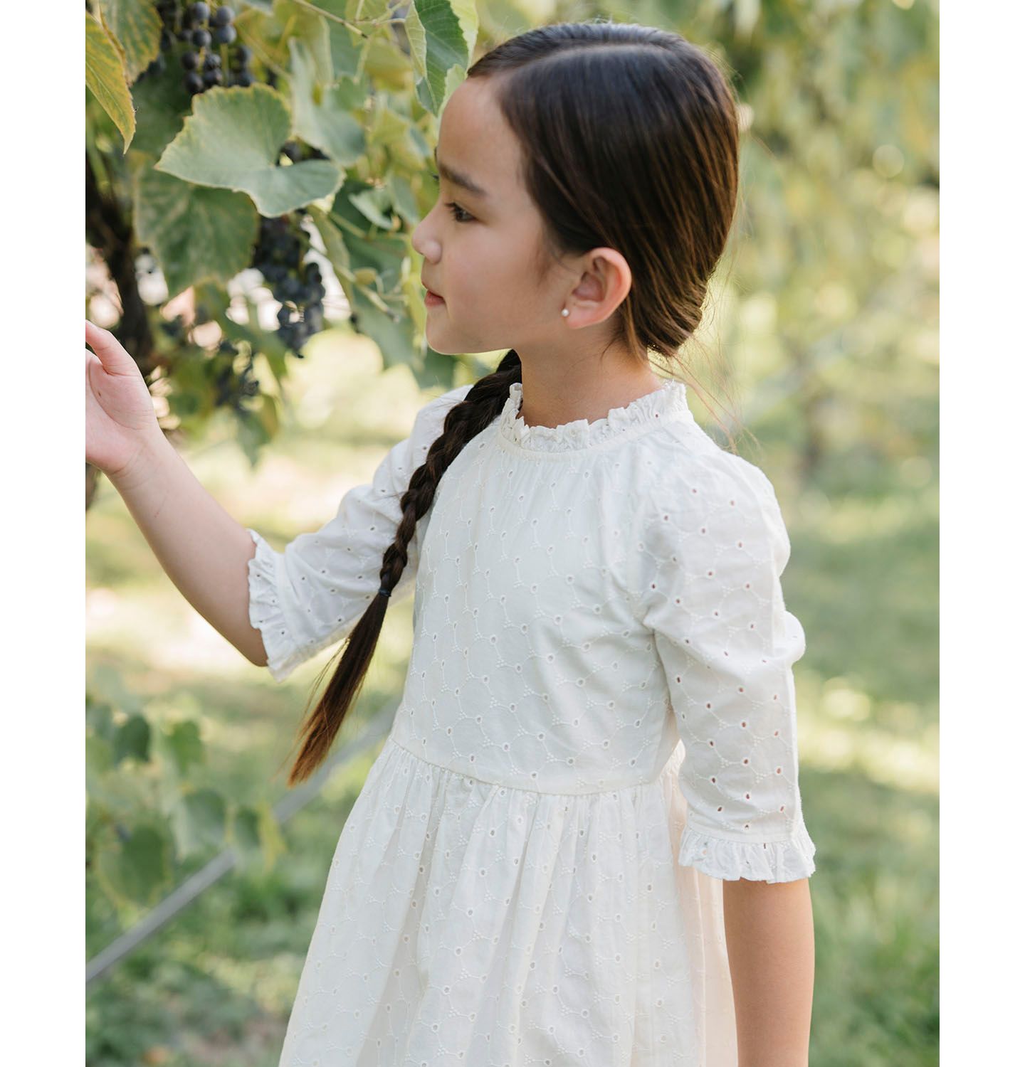 Платье Hope & Henry Organic Flutter Sleeve Tiered Eyelet Dress для девочек-малышей, цвет: Слоновая кость — фото 2