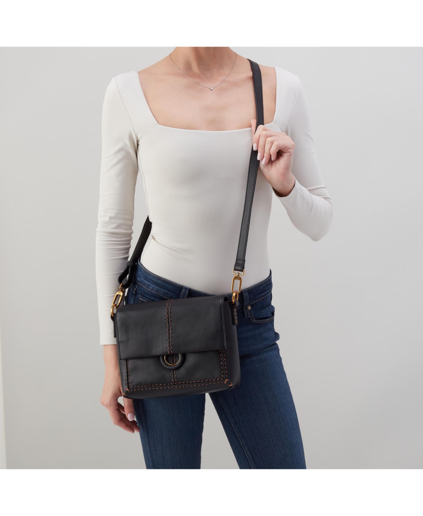 Женская сумка HOBO Austin Hidden Magnet Flap Leather Crossbody, цвет: Чёрный — фото 4
