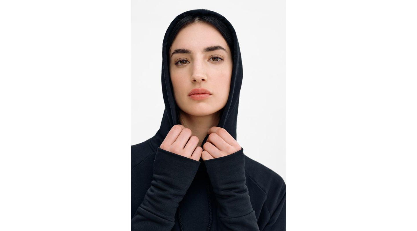 Женское платье Marcella Elba Hooded Side-Slit Ankle-Length Sweatshirt Dress with Pockets, цвет: Чёрный — фото 3
