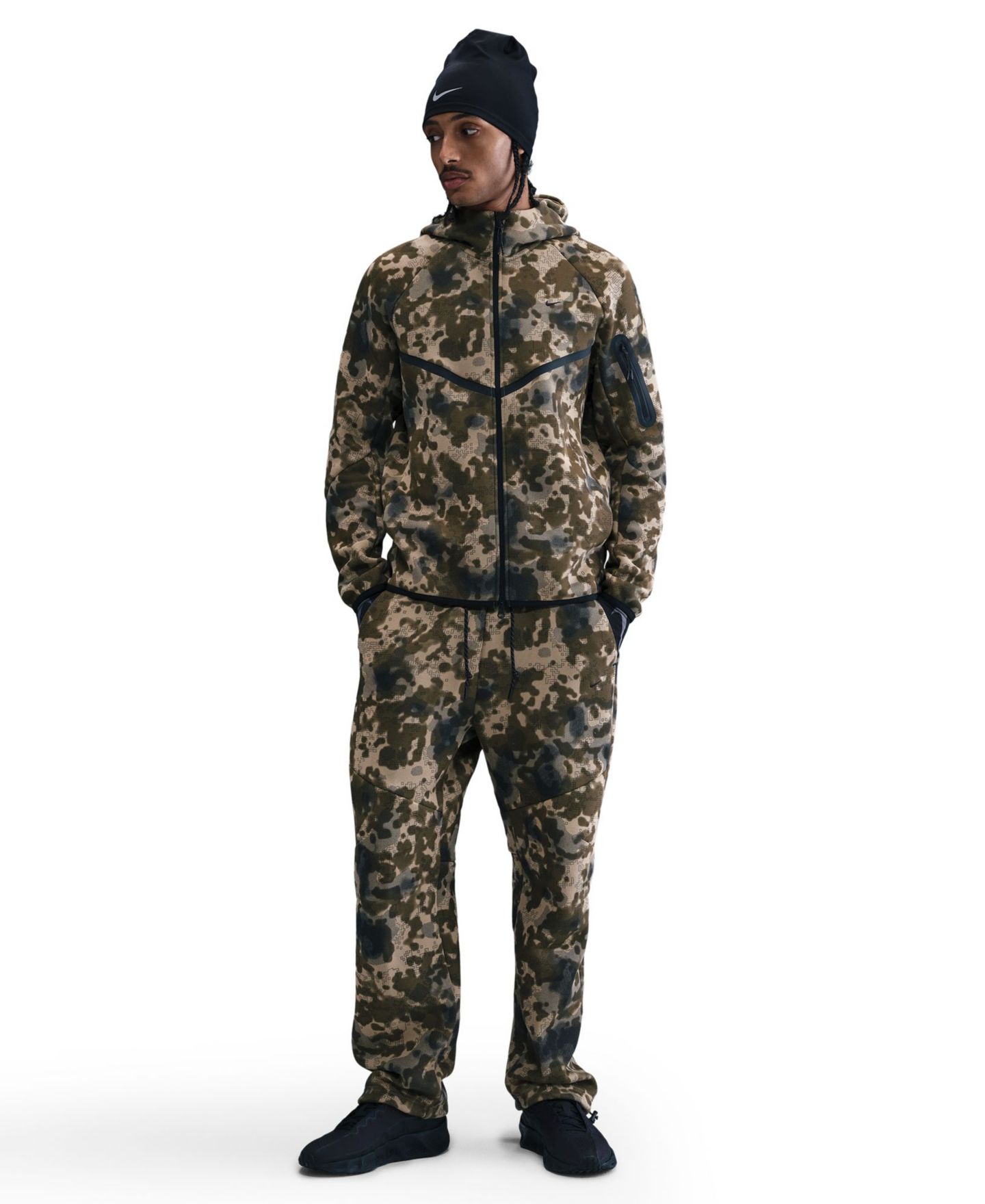 Мужские брюки Nike Tech Open-Hem Fleece Camo, цвет: Нейтральный оливковый / Чёрный — фото 1