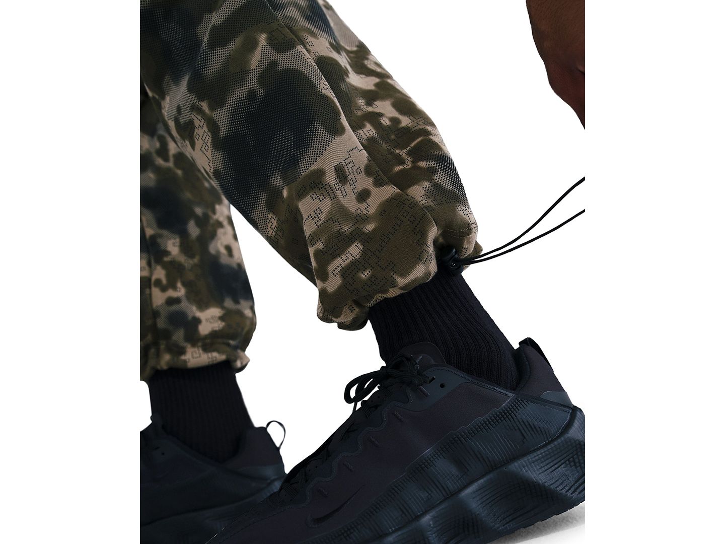 Мужские брюки Nike Tech Open-Hem Fleece Camo, цвет: Нейтральный оливковый / Чёрный — фото 4