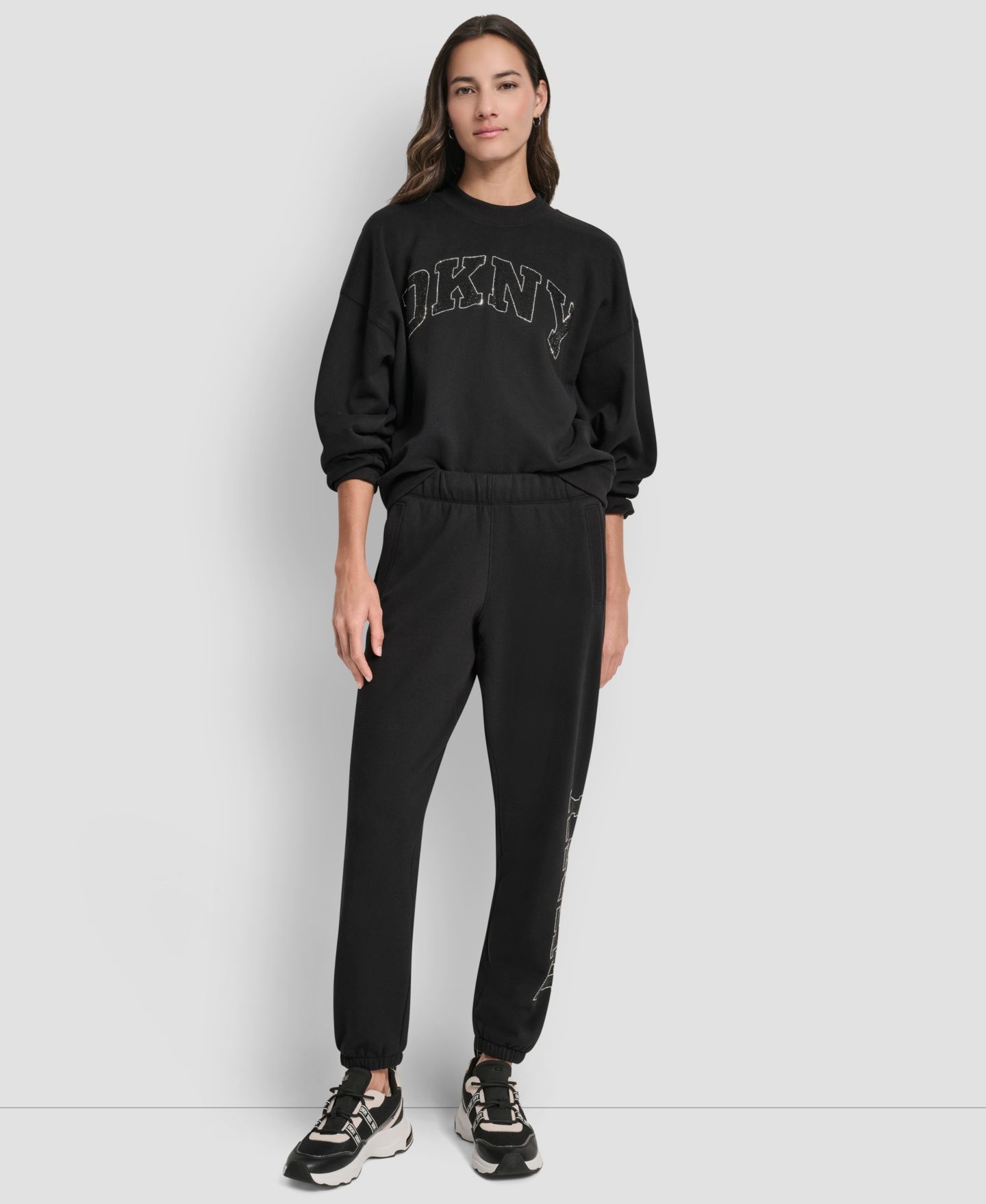 Женские брюки DKNY Exploded Rhinestone Varsity Logo High Rise Relaxed Jogger, цвет: Чёрный — фото 3