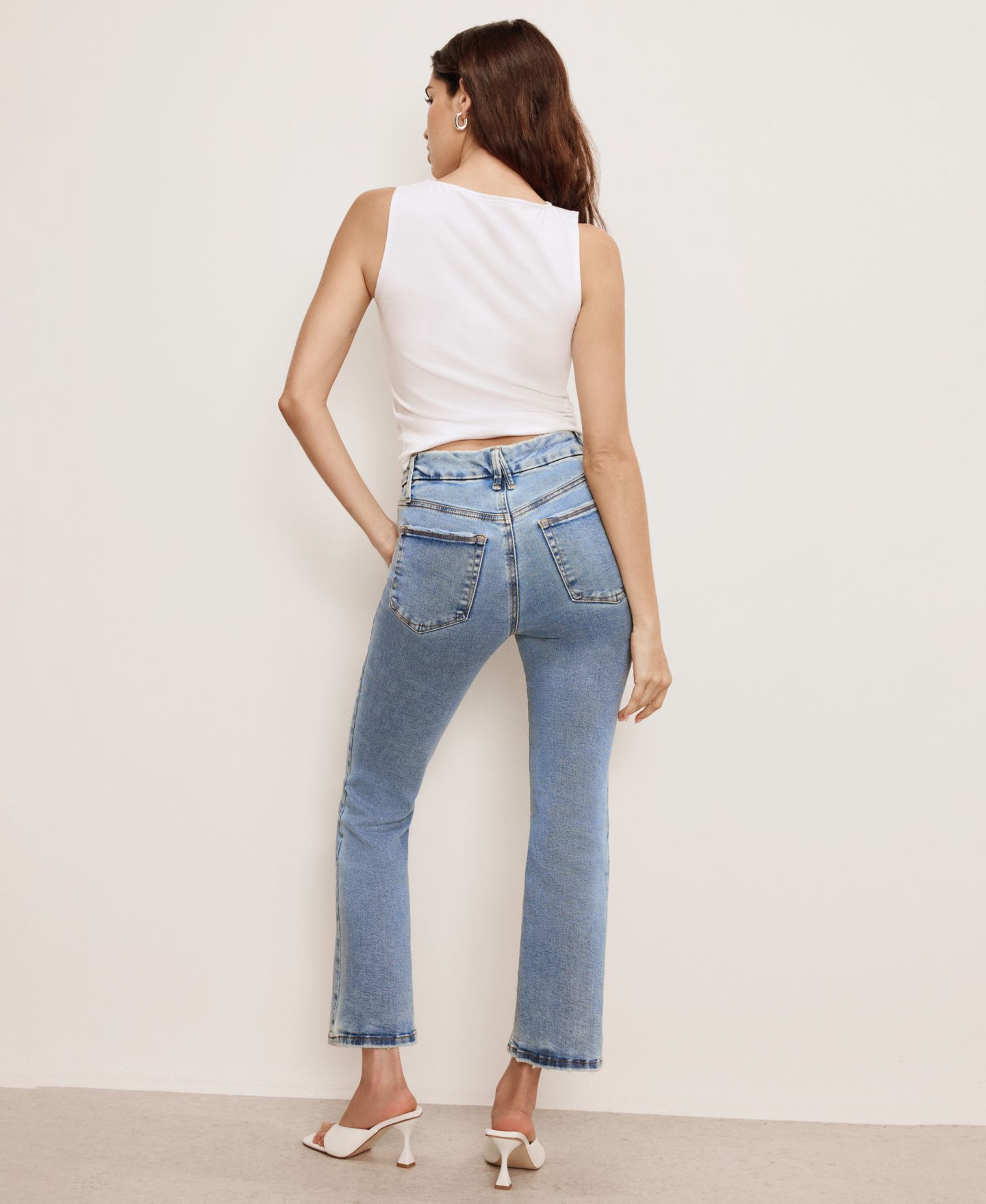 Женские джинсы Good American Good Legs Cropped Mini Boot Jeans, Regular & Plus Size, цвет: B670 — фото 3