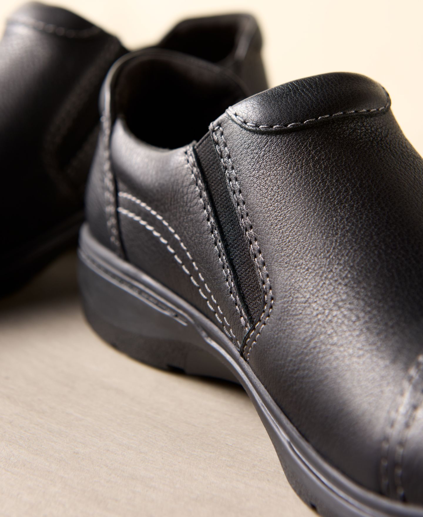 Женские ботинки Clarks Carleigh Ray Round-Toe Side-Zip, цвет: Чёрный кожаный — фото 6
