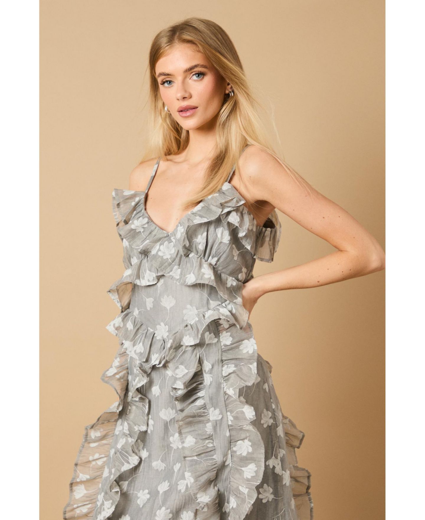 Женское платье Oasis Ruffle Front V-Neck Strappy Midi, цвет: Серый — фото 5