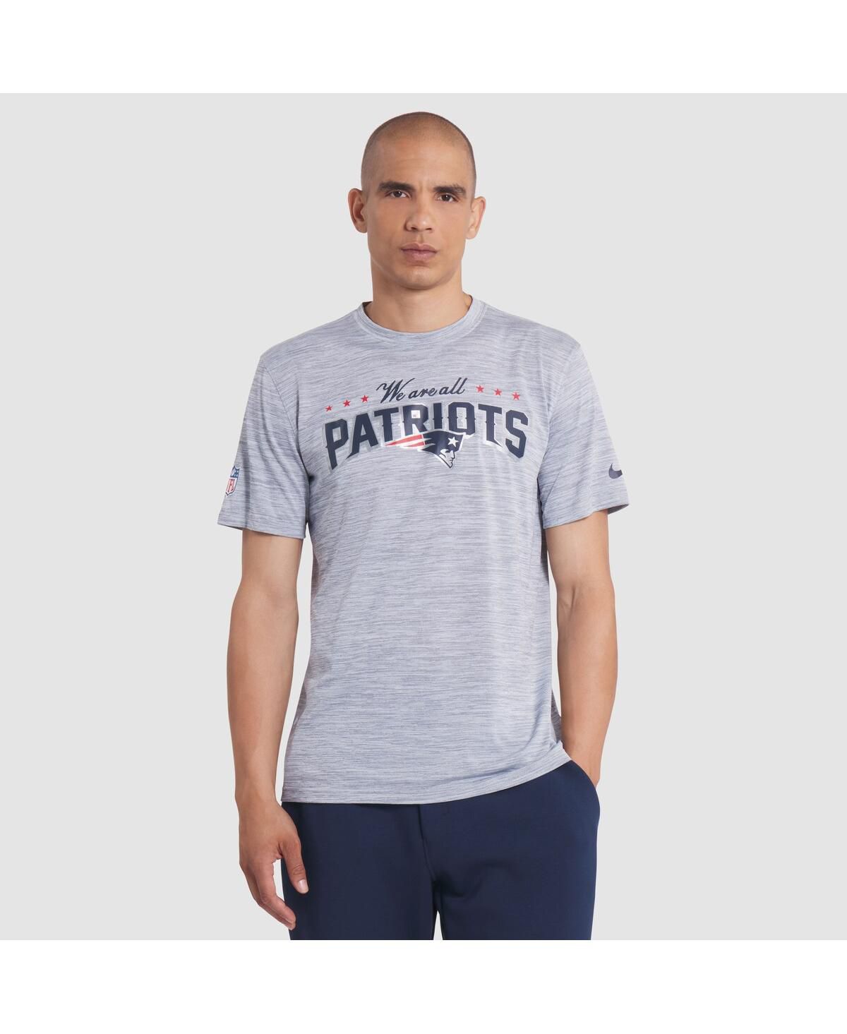 Мужская серебристая футболка Sideline Velocity Dri-FIT из коллекции Rivalries New England Patriots 2025 года выпуска.