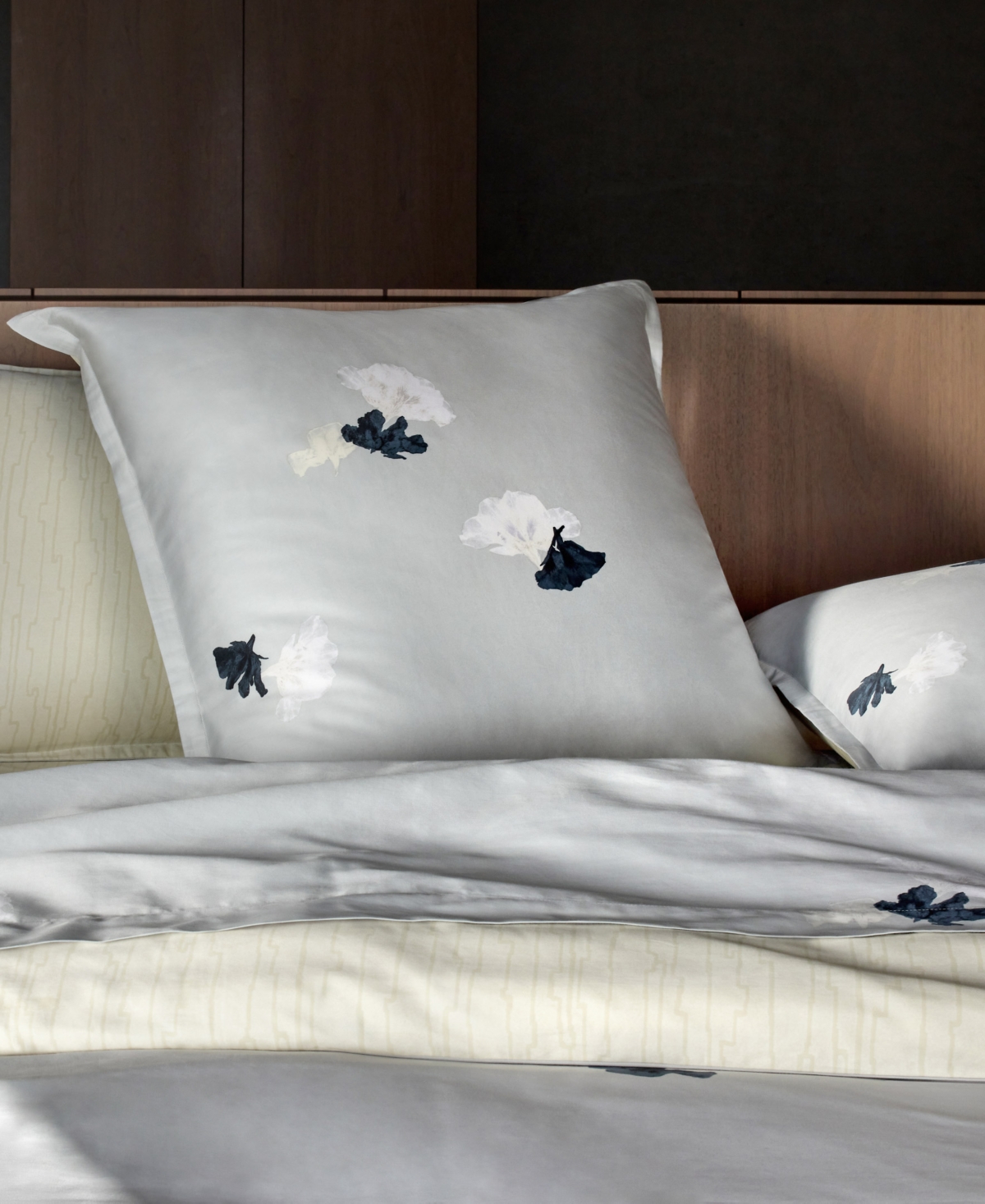 Boss Home Moon Flowers Luminous Sham