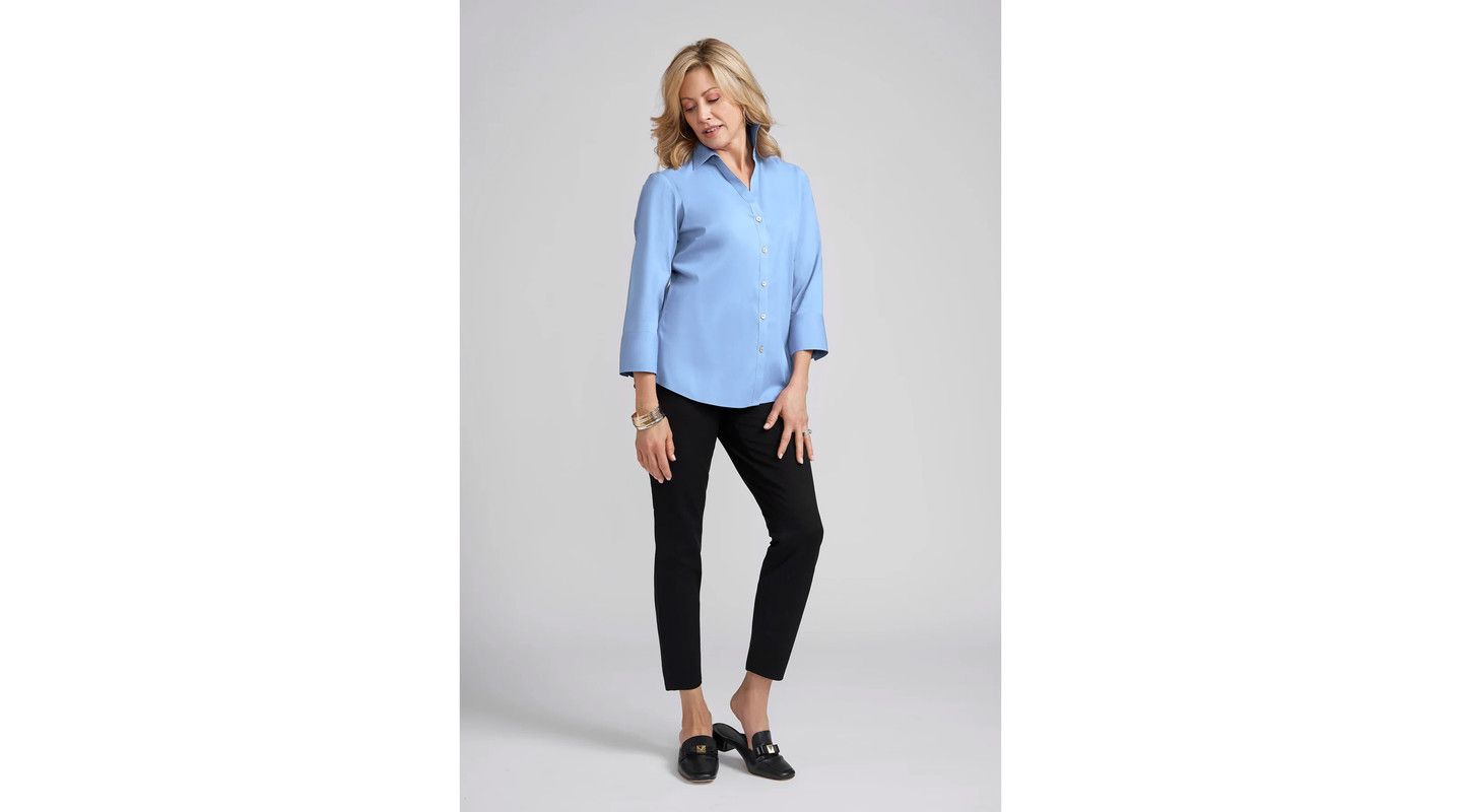 Женская блузка Caldwell Collection Madie 3/4 Sleeve No Iron with V Neck Placket and Optional Turn Up Cuffs, цвет: Небесно-голубой синий — фото 3