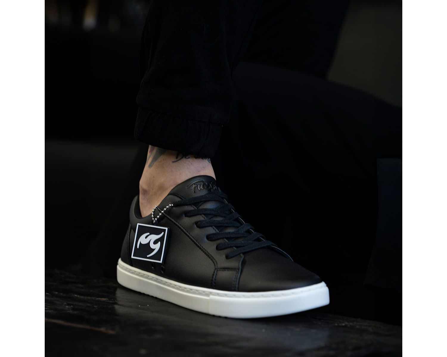 Men's Black Low-top Sneaker