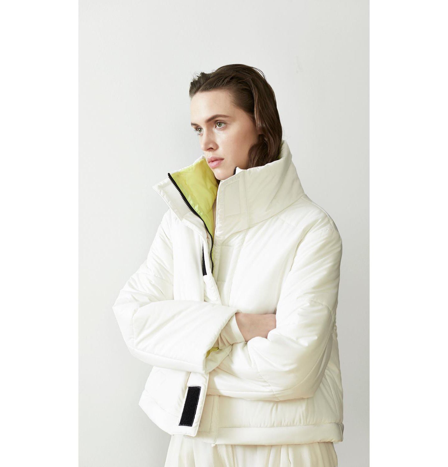 Женское пальто CAALO Reversible Cropped Sustainable Down Coat, цвет: Белый лаймовый — фото 2