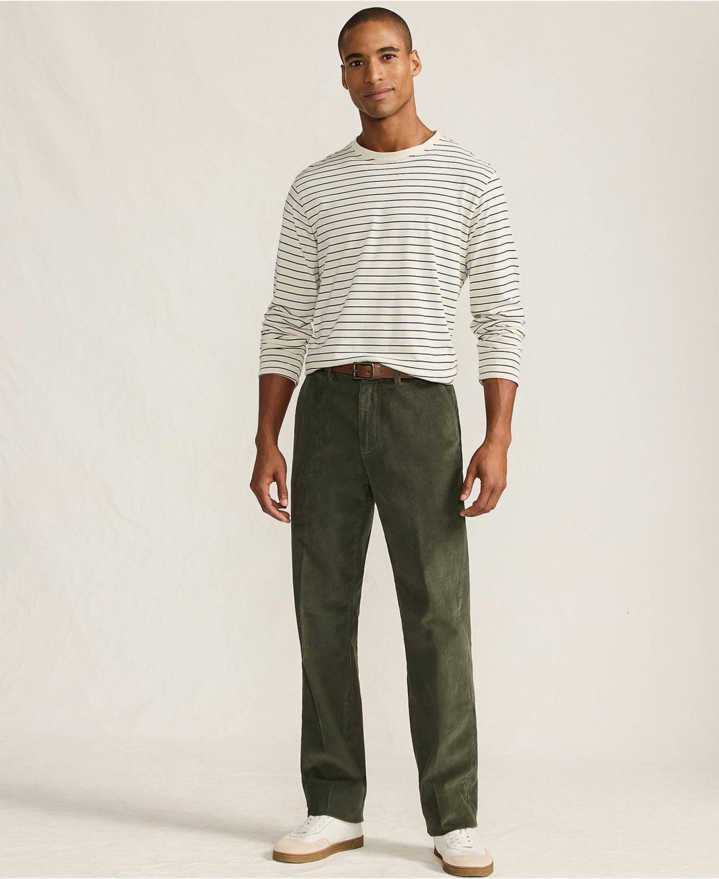 Мужские брюки Lands' End Corduroy Comfort Waist Traditional Fit Plain Front Pant, цвет: Тёмно-зелёный мох — фото 4