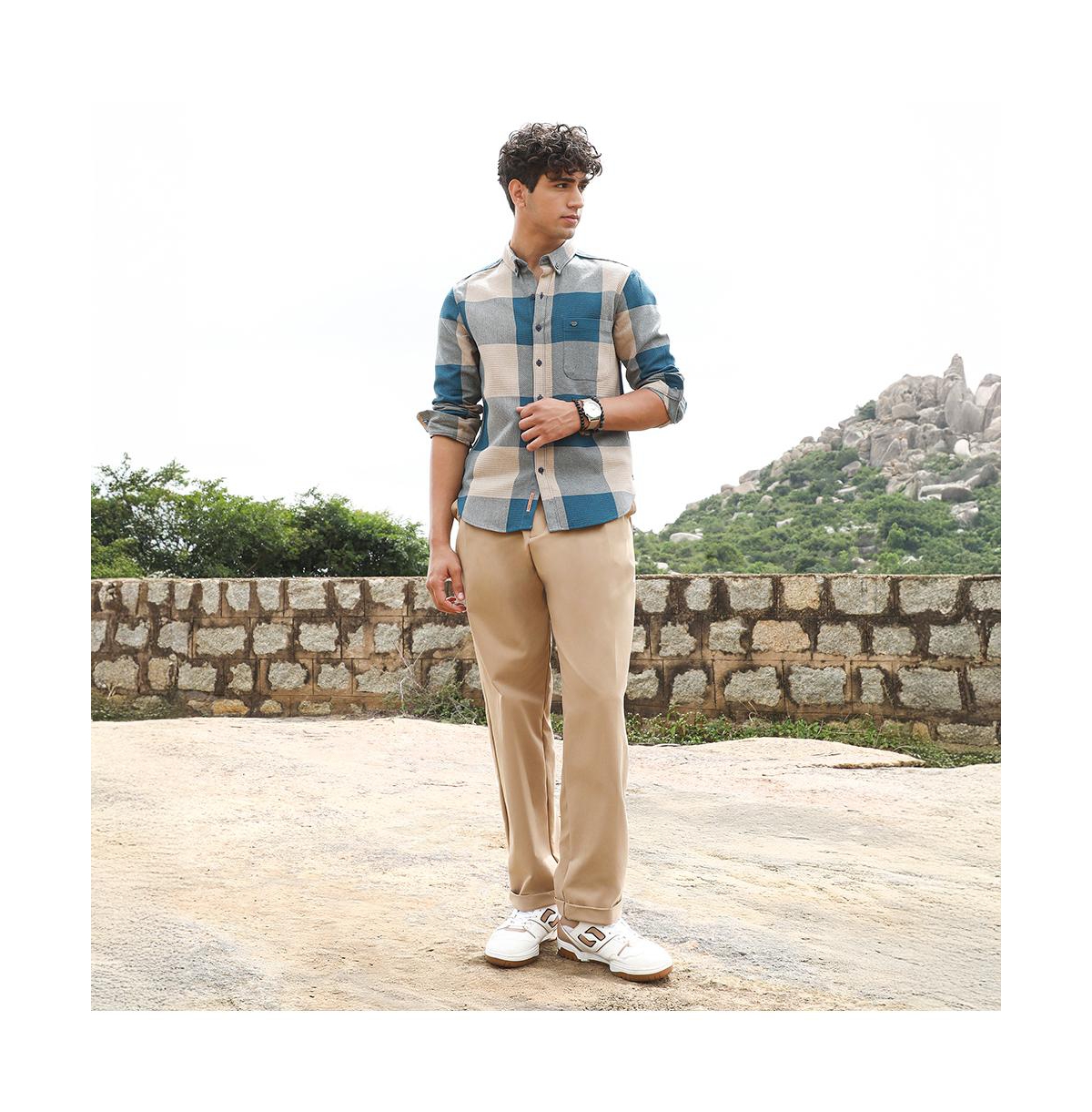 Campus Sutra Men's Azure Blue & Off-White Buffalo-Woven Regular Shirt