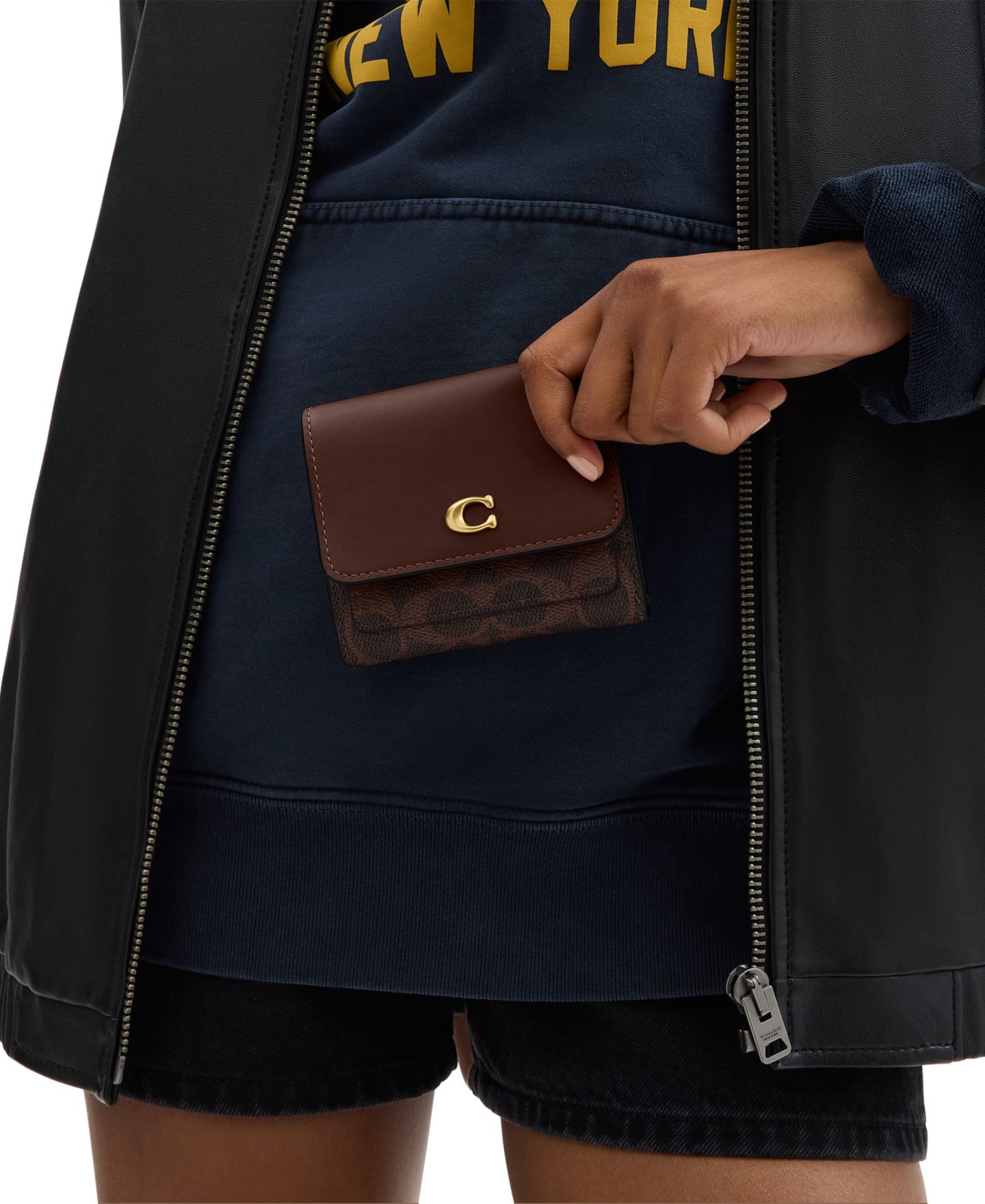 Женский небольшой кошелёк Coach Mila Signature из холста с клапаном, цвет: Латунный / Кленовый — фото 2