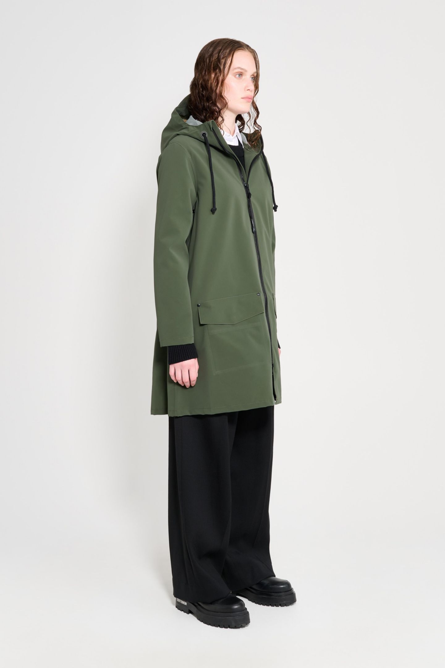 Женские куртки Stutterheim Mosebacke Patch Raincoat, цвет: Зелёный — фото 2