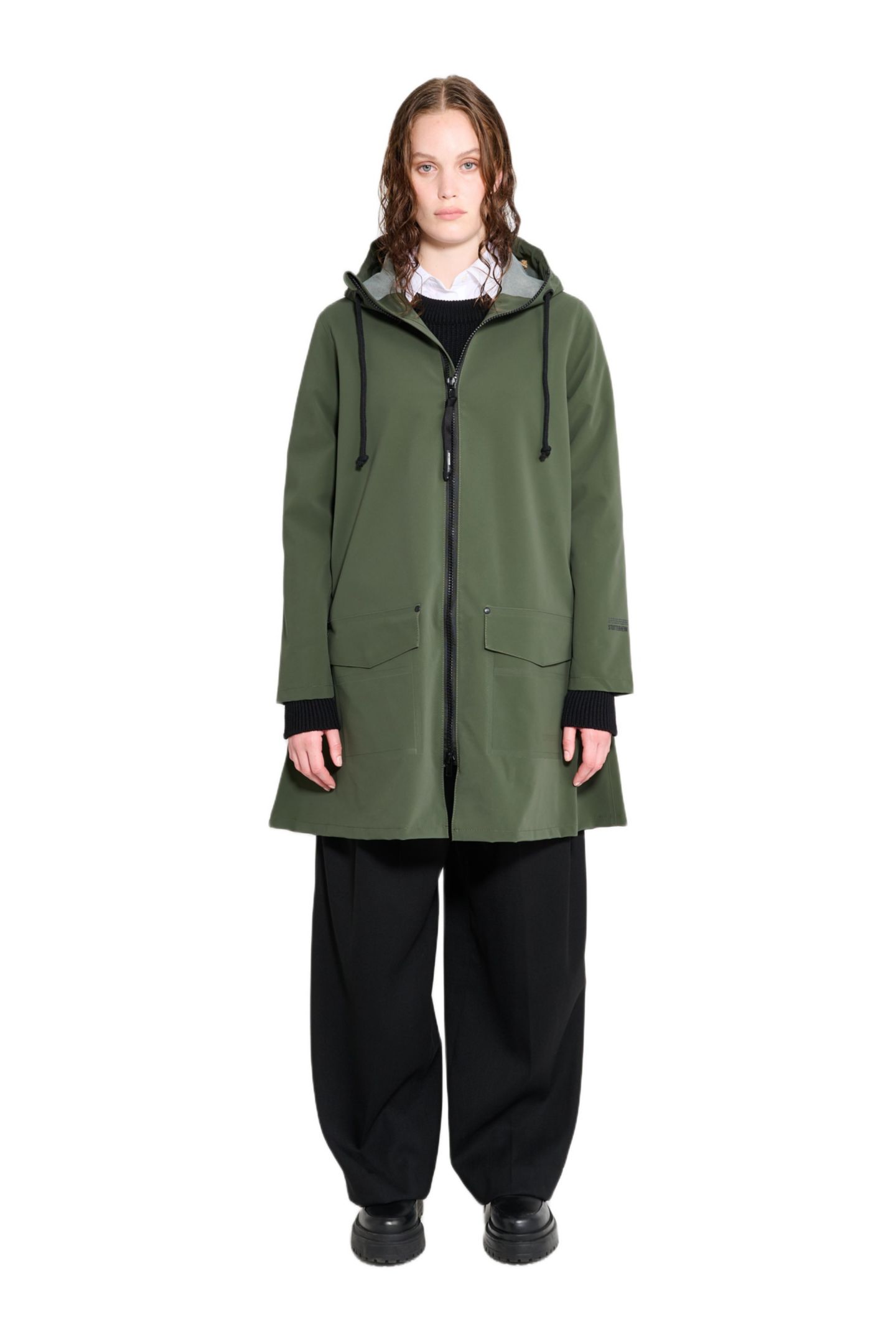 Женские куртки Stutterheim Mosebacke Patch Raincoat, цвет: Зелёный — фото 6