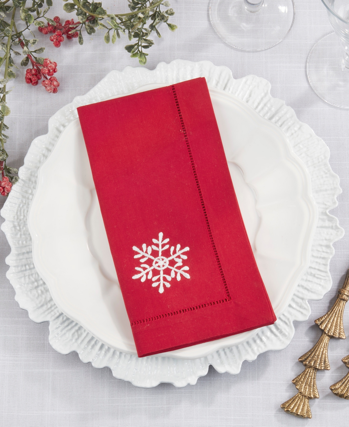 Saro Lifestyle Embr'd Snowflake Hemstitch Napkin, Set Of 6 In Red