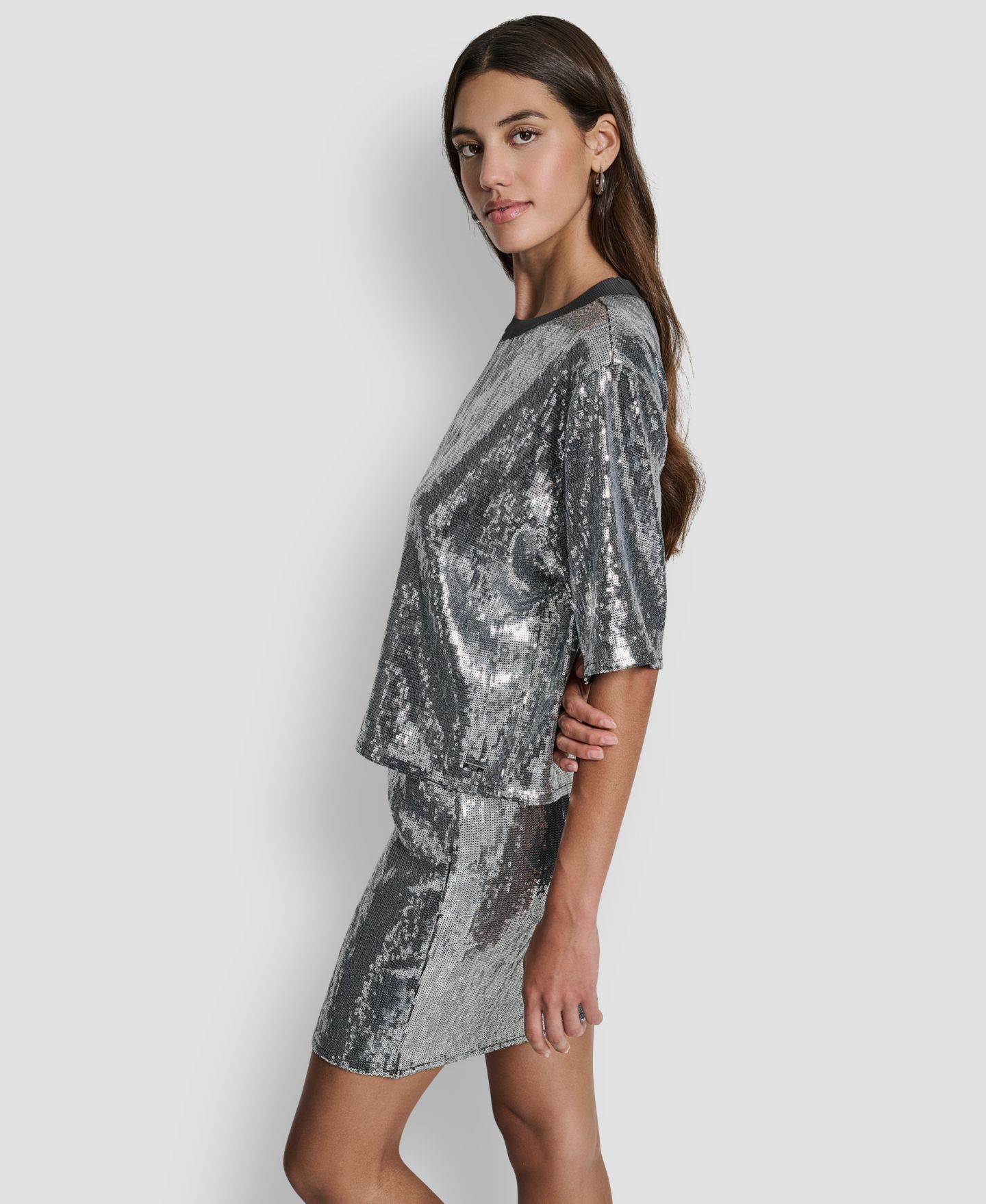 Женская футболка DKNY Jeans Sequins Crewneck Boxy Short-Sleeve Relaxed, цвет: Чёрный / Серебряный — фото 4