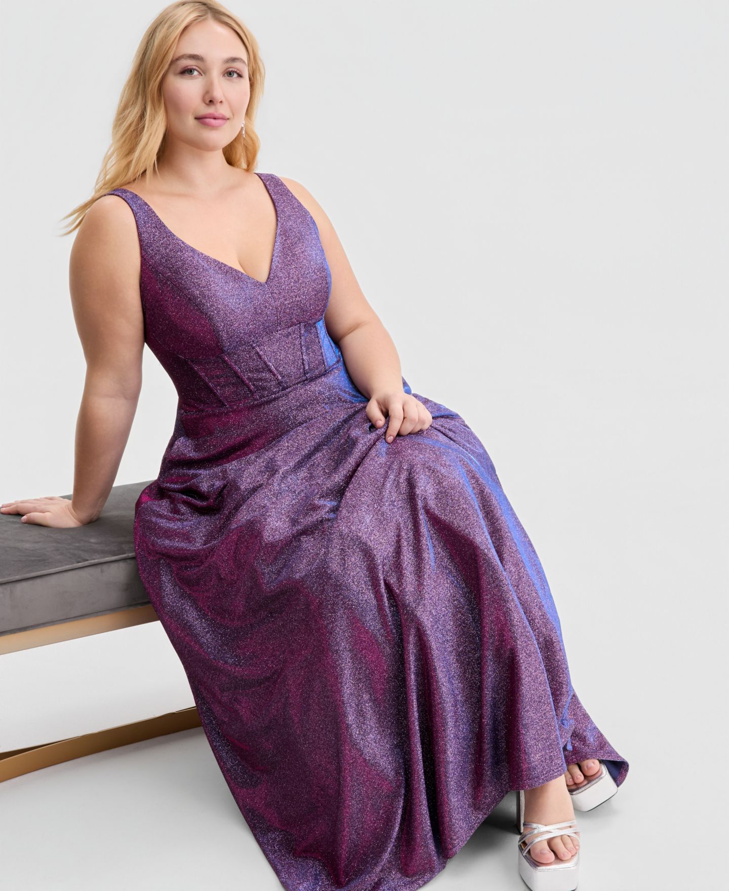 Женское платье City Studios Trendy Plus Size Glitter V-Neck Sleeveless Gown, цвет: Виноградный — фото 4