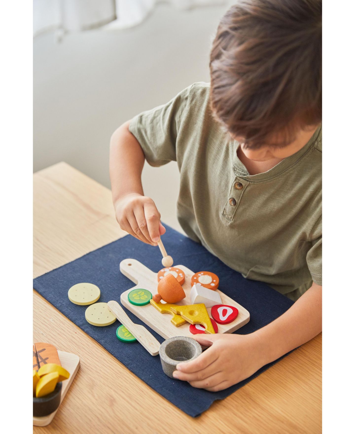 Детские игрушки PlanToys Charcuterie Board 11-Piece Set Cheese Board, Ages 2+ — фото 5