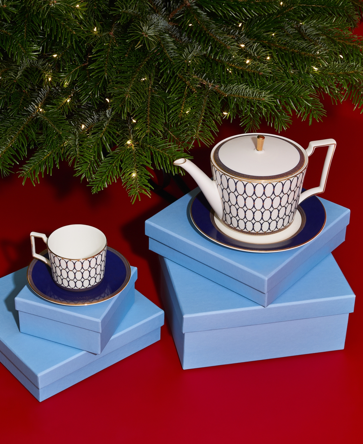 Wedgwood "Renaissance Gold" Teapot, 2.1 Pts.