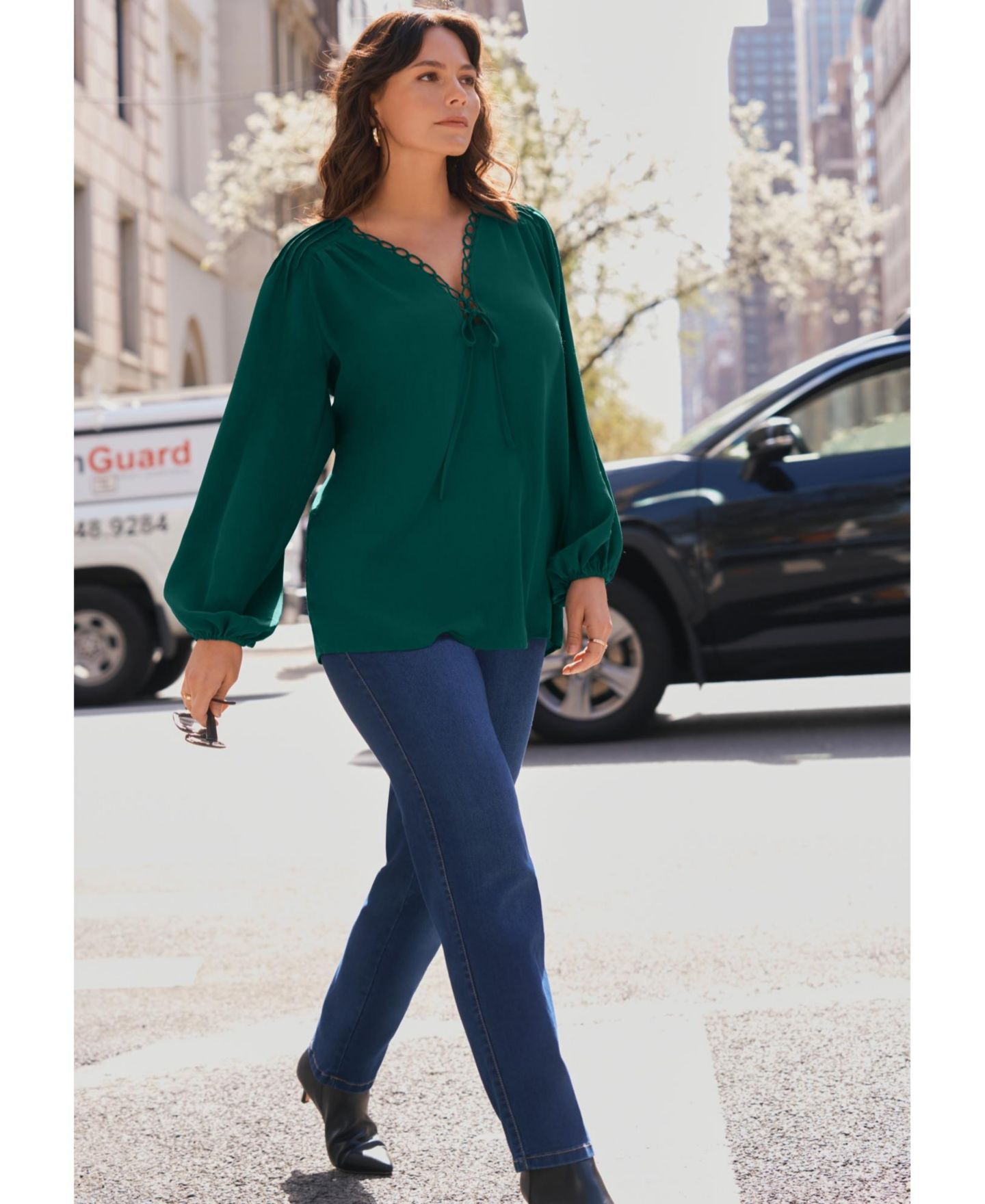 Женская блузка Avenue Plus Size Scallop Trim Peasant, цвет: Изумрудный зелёный — фото 2