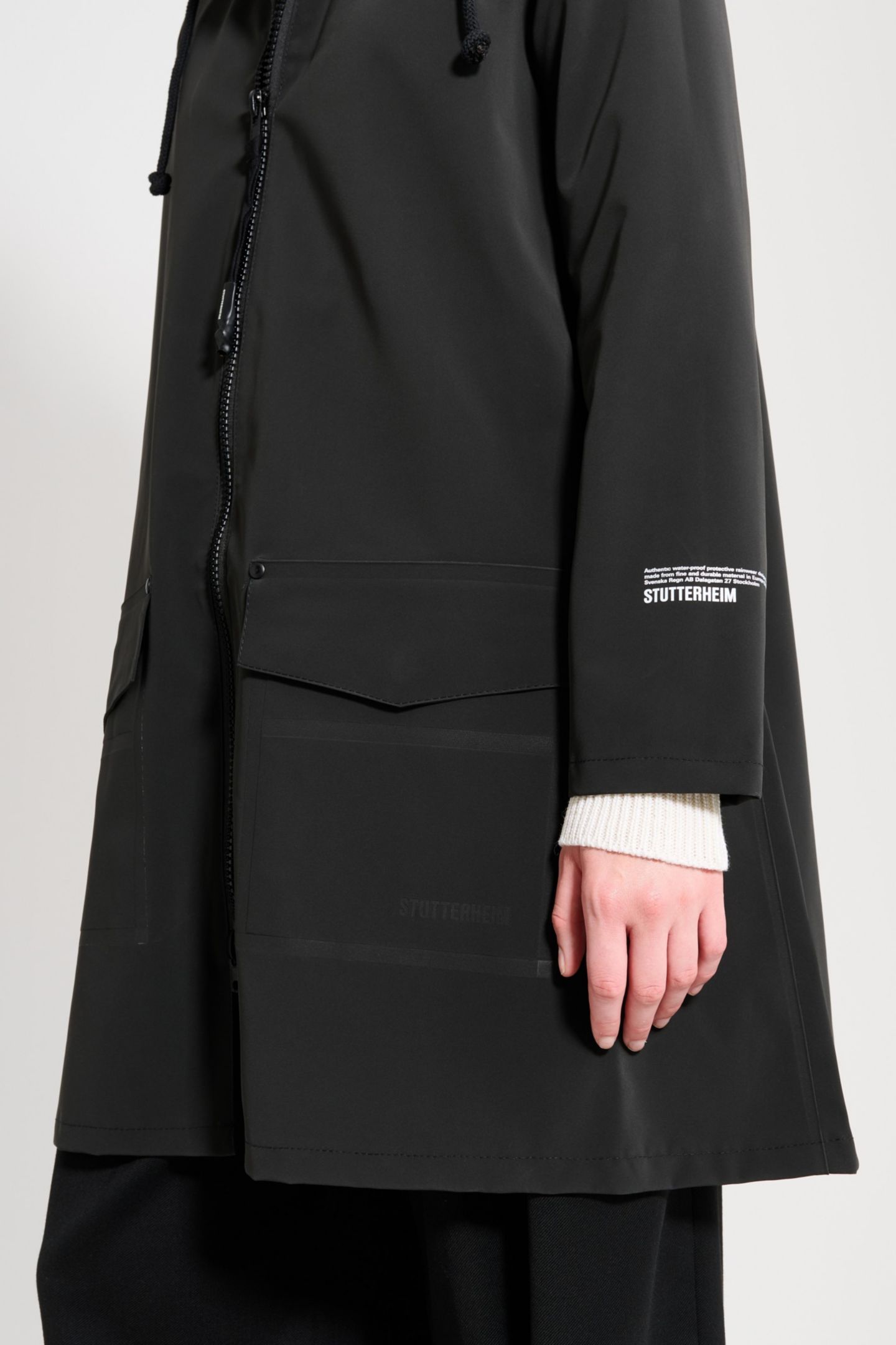 Женские куртки Stutterheim Mosebacke Patch Matte Raincoat, цвет: Чёрный — фото 8