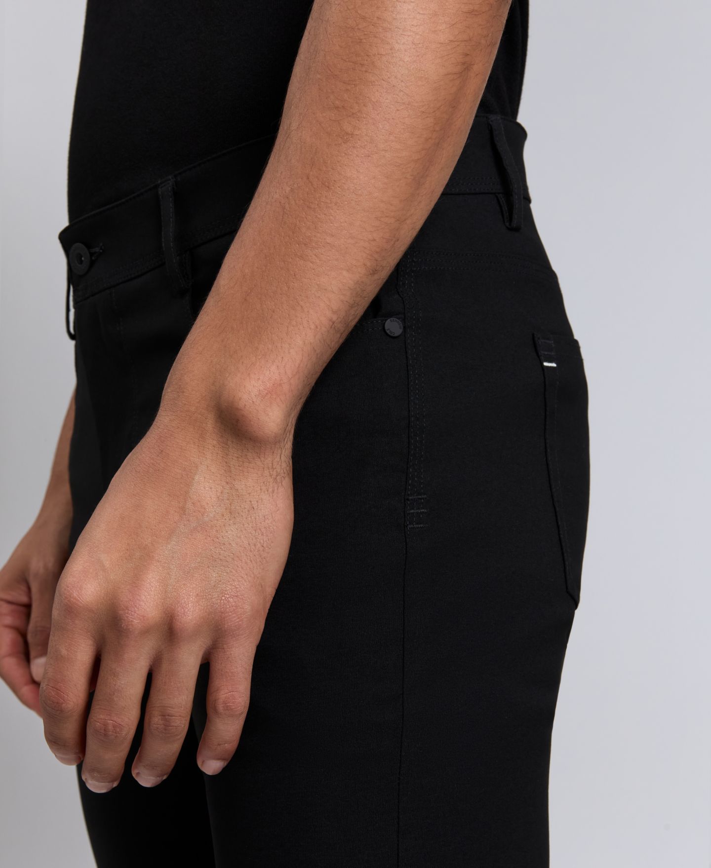 Мужские брюки Kenneth Cole Kennth Cole Slim-Tapered Fit Stretch Tech, цвет: Чёрный — фото 4